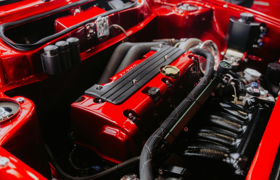 moteur automobile rouge 