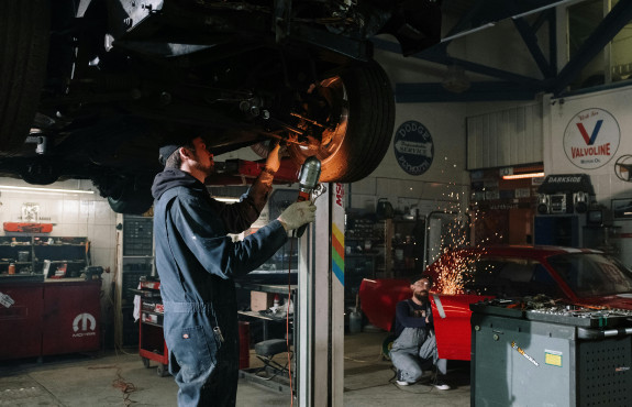 réparation amortisseur dans un garage automobile 