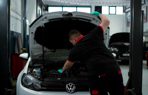 volkwagen capot ouvert mécanicien réparer moteur 
