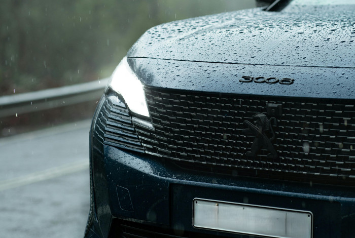 peugeot 3008 face avant sous la pluie 