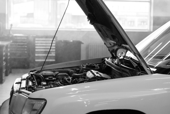 voiture dans garage automobile avec capot ouvert 