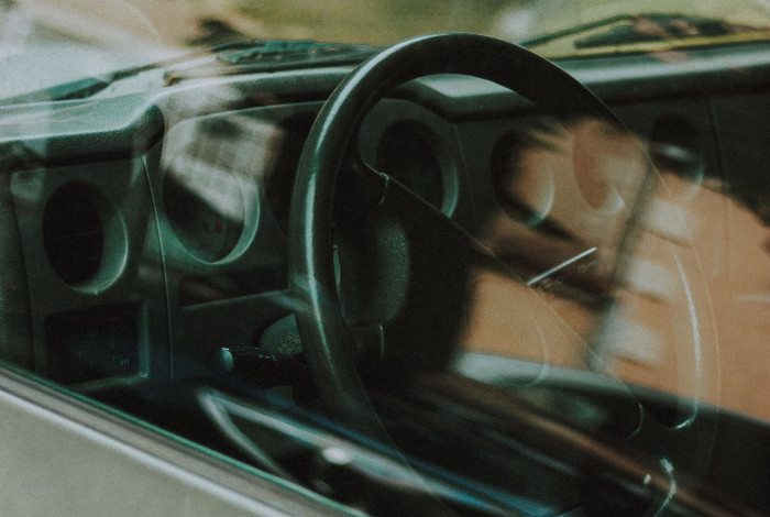 volant automobile derrière vitre 