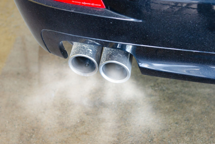 échappement qui fume solution et cause 