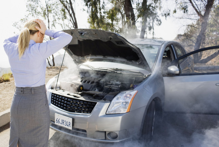 voiture moteur qui fume avec capot ouvert 
