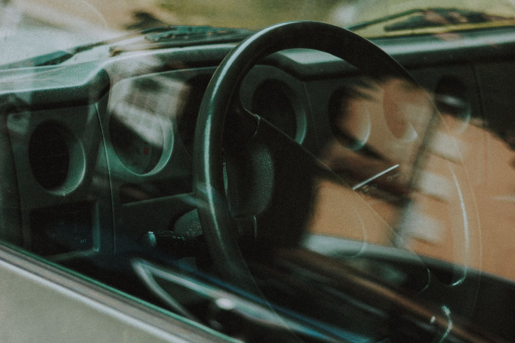 volant automobile derrière vitre 