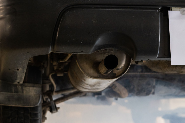 ligne, pot et catalyseur d'échappement vue d'en dessous d'une voiture 