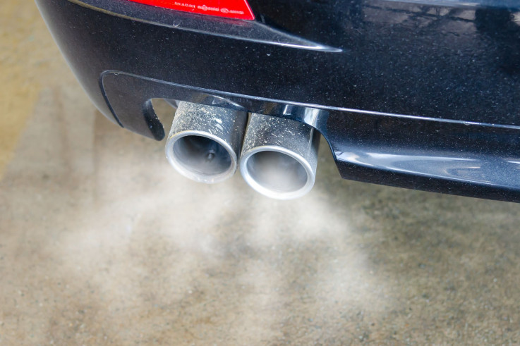échappement qui fume solution et cause 