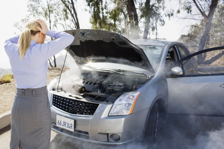 voiture moteur qui fume avec capot ouvert 