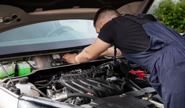 mécanicien réparation moteur automobile 