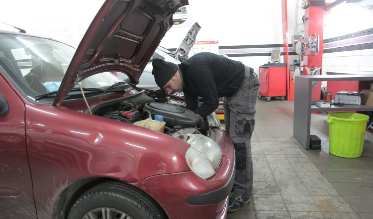 mécanicien qui répare moteur automobile renault 