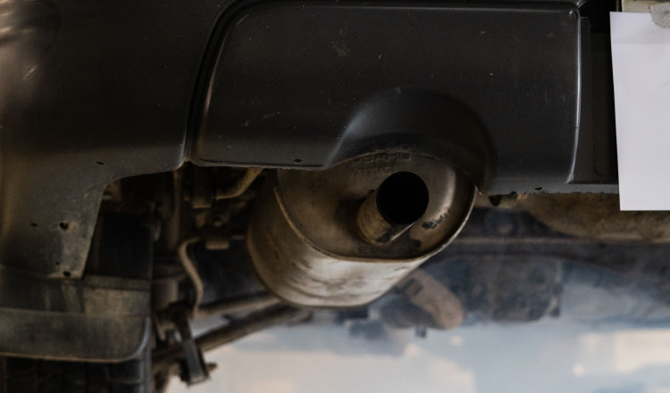 ligne, pot et catalyseur d'échappement vue d'en dessous d'une voiture 